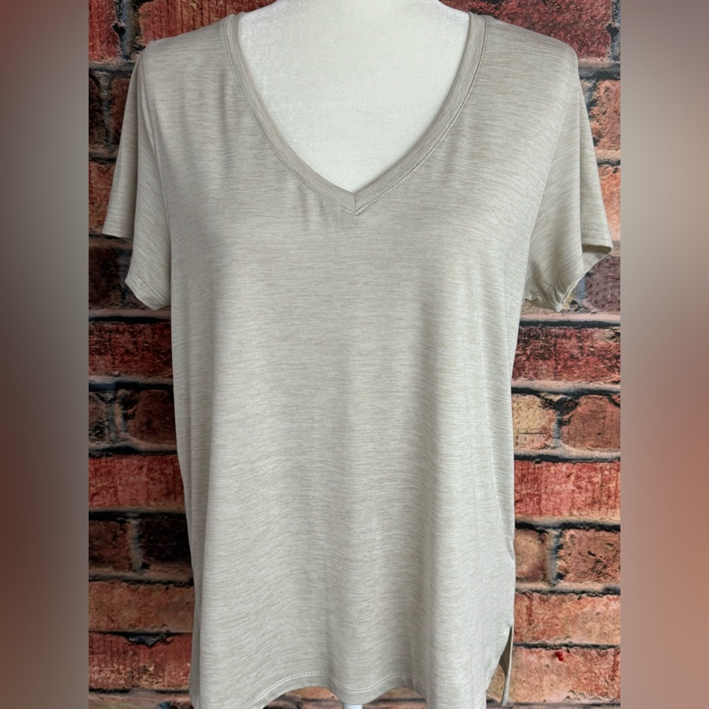 *NWOT* Velocity Activewear Short Sleeve V neckline Hi-Low Hemline Shirt